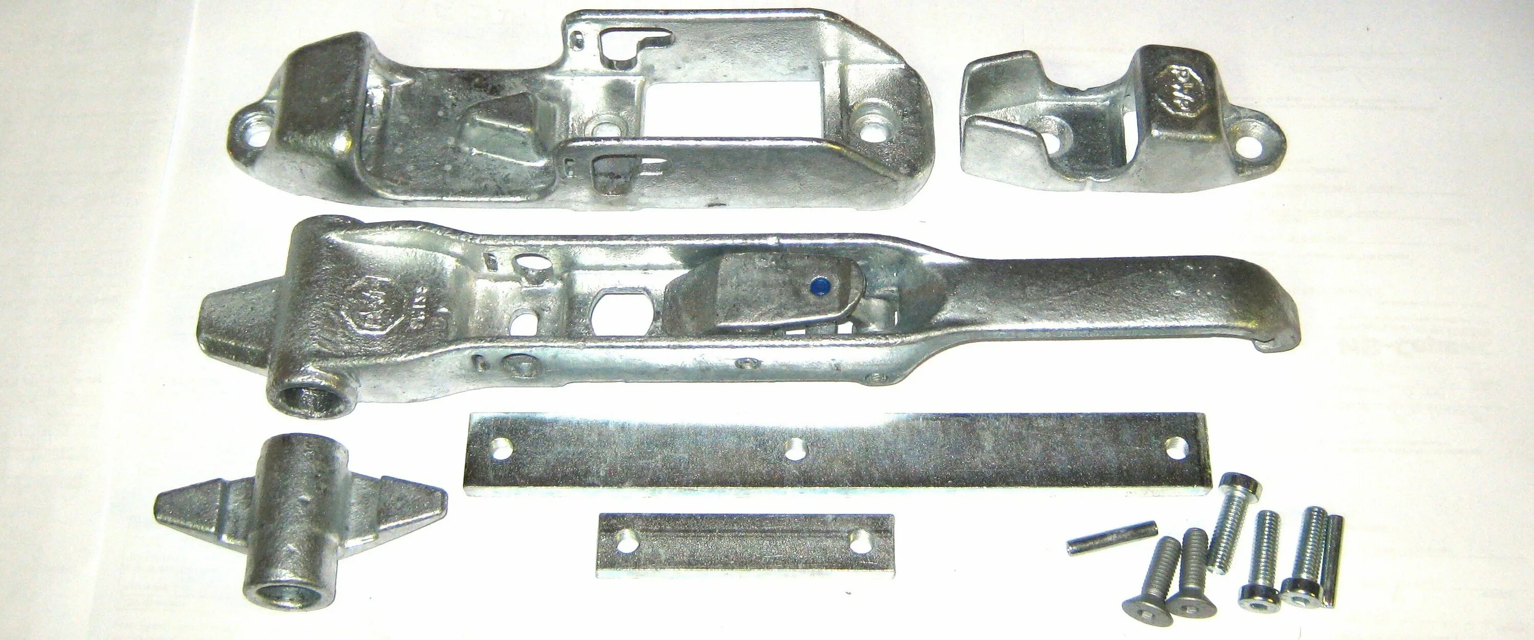 Комплект фиксатора ворот полуприцепа 105102698тр. Замок ворот полуприцепа крона 505820304. Замок задних ворот полуприцепа Шмитц. Комплект запорный замка задних ворот suer 105102698.