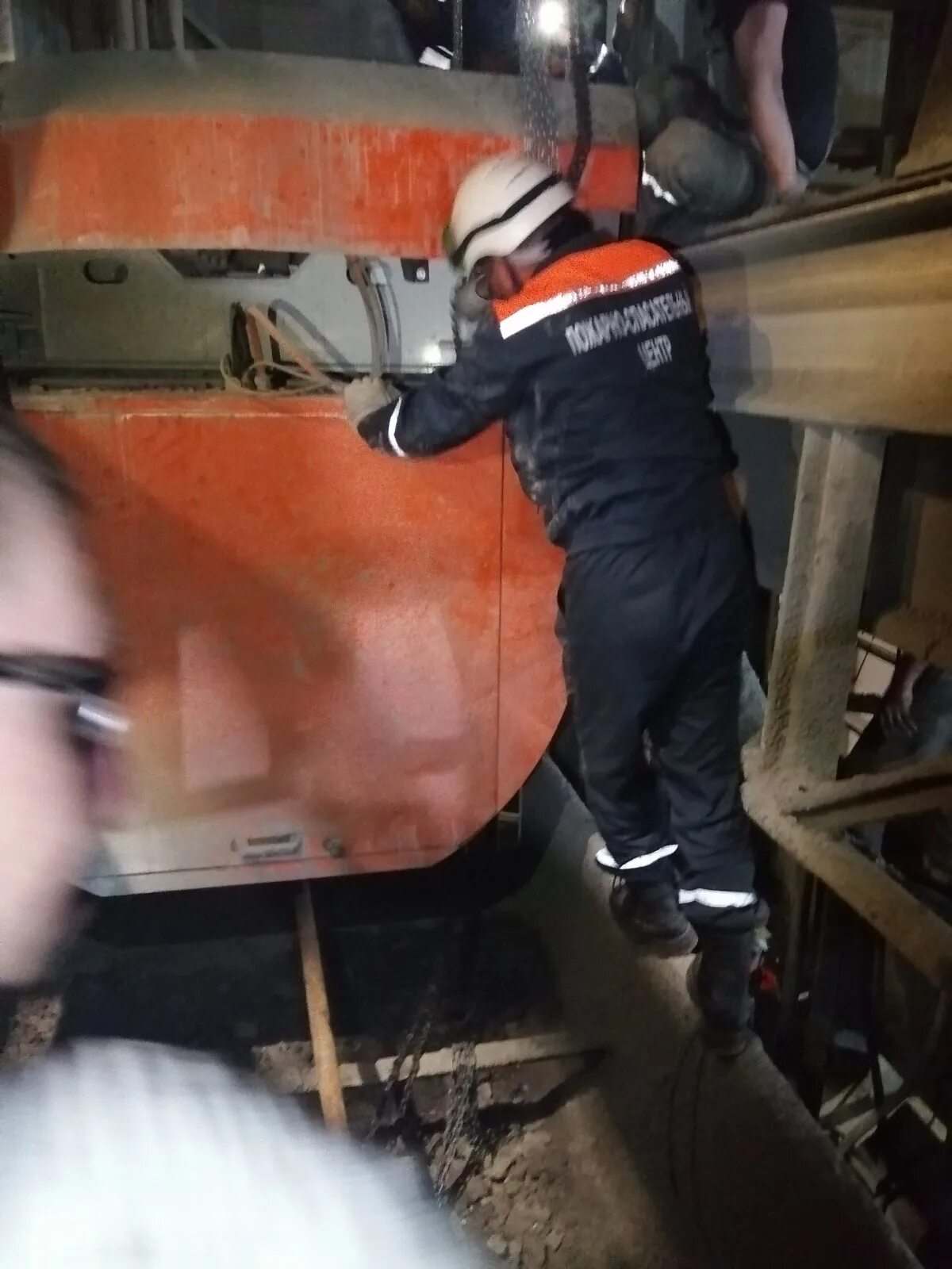 Спасательные работы в грунте. Рабочий попал. Человек попал в дробилку. Последствия нарушения техники безопасности. Кран упал на камышовой.