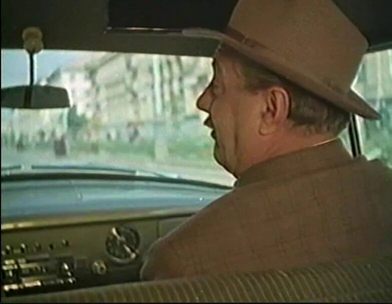 папанов бриллиантовая рука. шофер бендера. шофер ссср. антилопа гну автомобиль золотой теленок. папанов таксист.