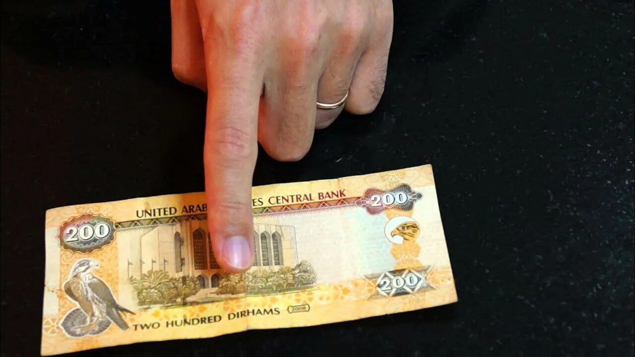 Деньги ОАЭ. Рубли в дирхамы в Дубае. Дубайские купюры в рублях. Валюта Объединенных арабских Эмиратов.