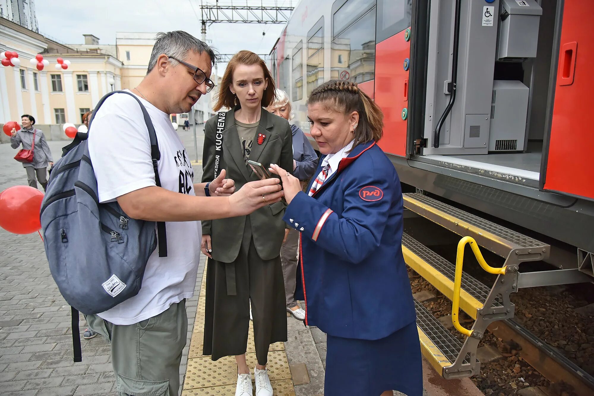 Ласточка Качканар Екатеринбург. Ласточка Екатеринбург Красноуфимск. Ласточка до Красноуфимска. Губернатор Свердловской области на Ласточке в Екатеринбурге.