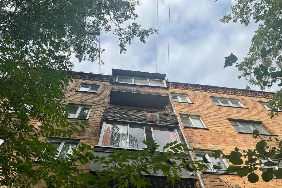 Девушка выбросилась из окна. Девушка прыгнула с 10 этажа новосибирск. Российская 21 девочка выпала. Российская 21 девочка выпала. У окна.