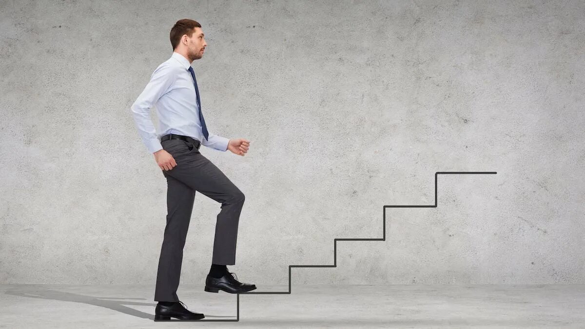 ходьба по кругу. силуэт идущего человека. идущий человек рисунок. люди в городе. человек шагающий по лестнице.