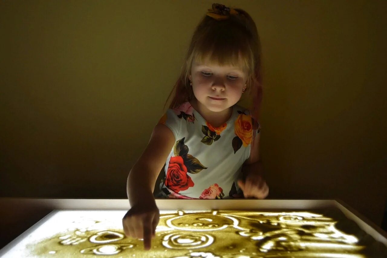 Рисование песком для детей. Рисование песком на световых столах видео. Картинки песочная терапия для детей. Рисование песком для детей. Рисование песком детский центр.