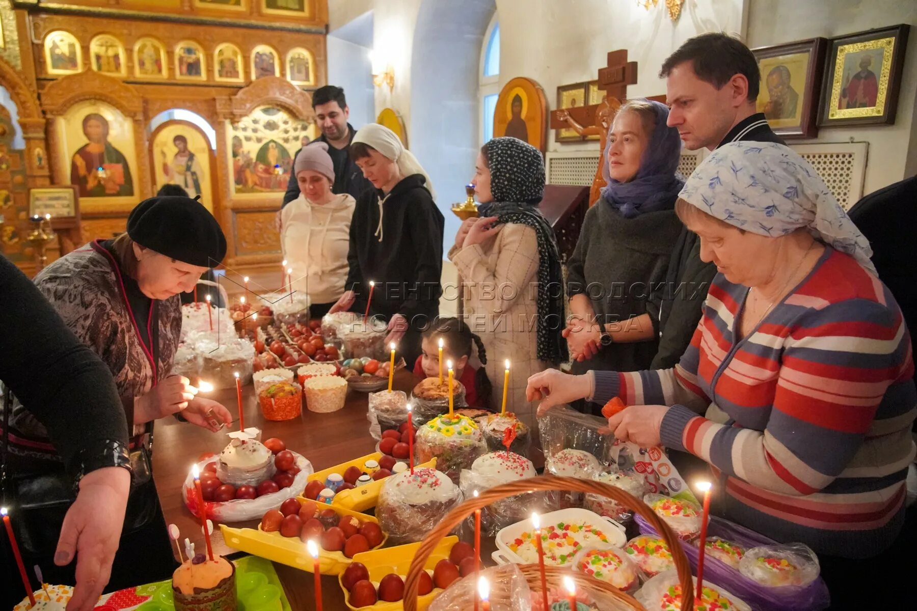 Освящение куличей на Пасху. Освящение куличей в церкви. Освящение куличей и яиц на Пасху. Освещатькуличи в церкви.