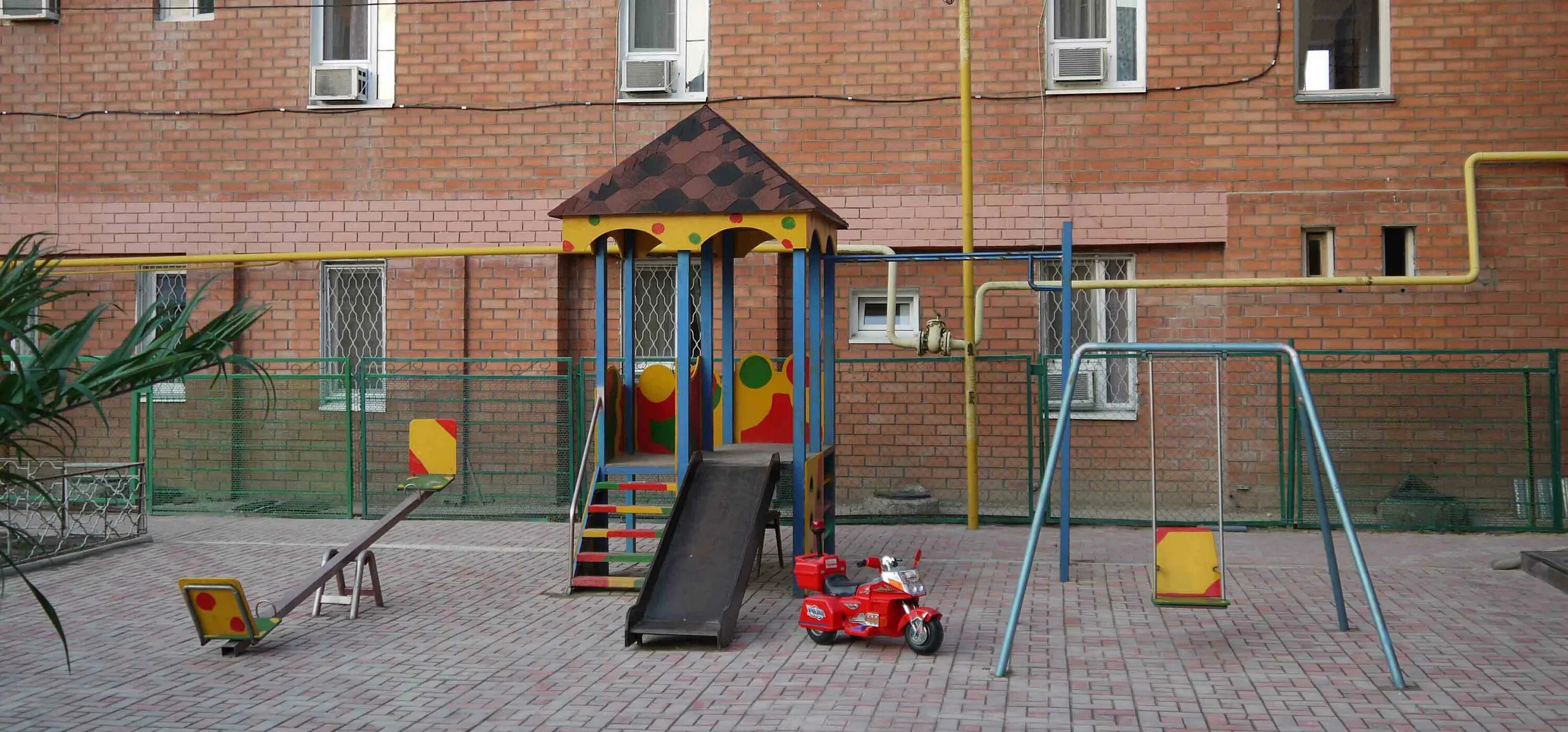 Дом «поющего дождя» в дрездене (германия). Дрезден дом с водосточными трубами. Музыкальный дом. Детские площадки в ейске во дворах. Музыкальный дом лехкое.