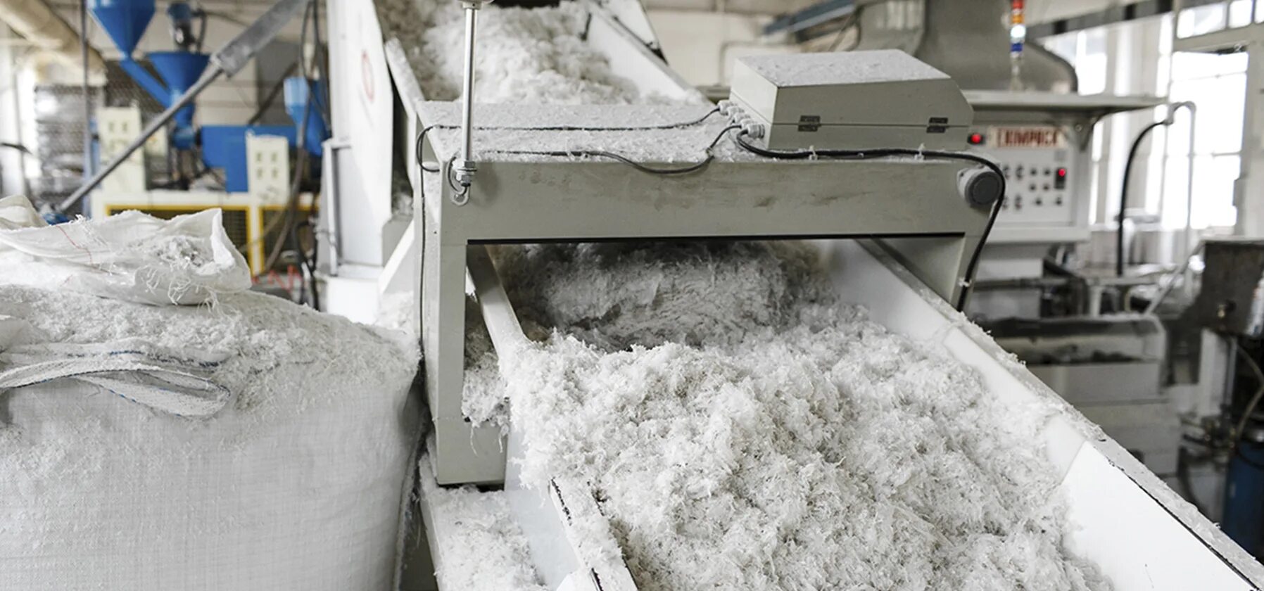 Переработка мусора. Переработка стеклобоя. Сортировщица сырья. Сортировка сырья. Пластикопереробатывающий завод.