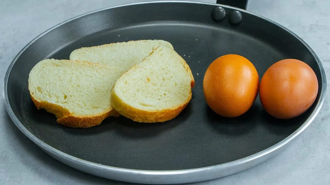 Как сделать хлеб в яйце на сковороде. Гренки из белого хлеба с яйцом. Как сделать хлеб в яйце на сковороде. Как сделать хлеб в яйце на сковороде. Яйцо в хлебе на сковороде с сыром.