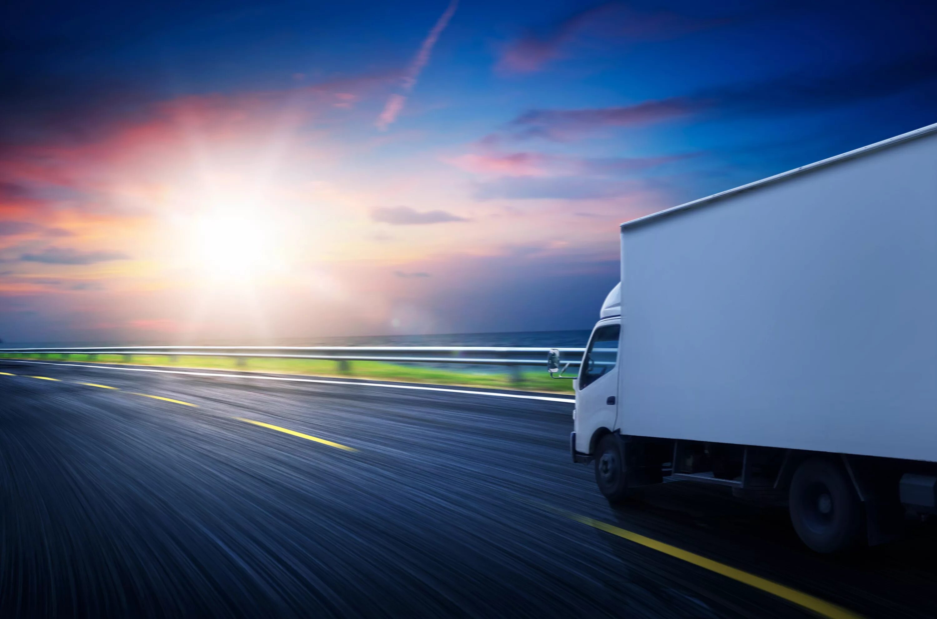 Фура навстречу. Фура навстречу. Грузовик на шоссе. Навстречу фуре. Фургон на дороге.