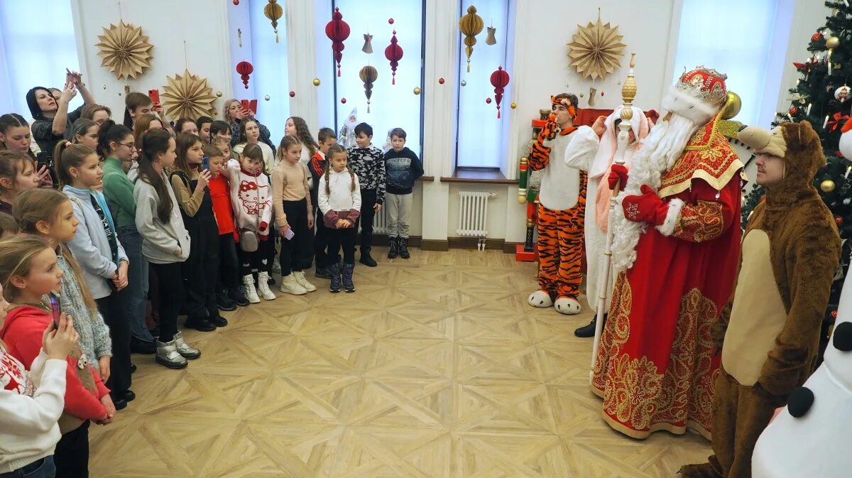 Дед мороз встречается с гостями которые приехали. Празднование нового года. Новый год (праздник). Дед Мороз из Великого Устюга. Дед Мороз в Великом Устюге.