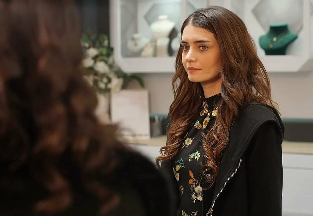 Дочь посла 52. Дочь посла / sefirin kizi (2019). Тулин Эдже. Тулин Эдже турецкая актриса.