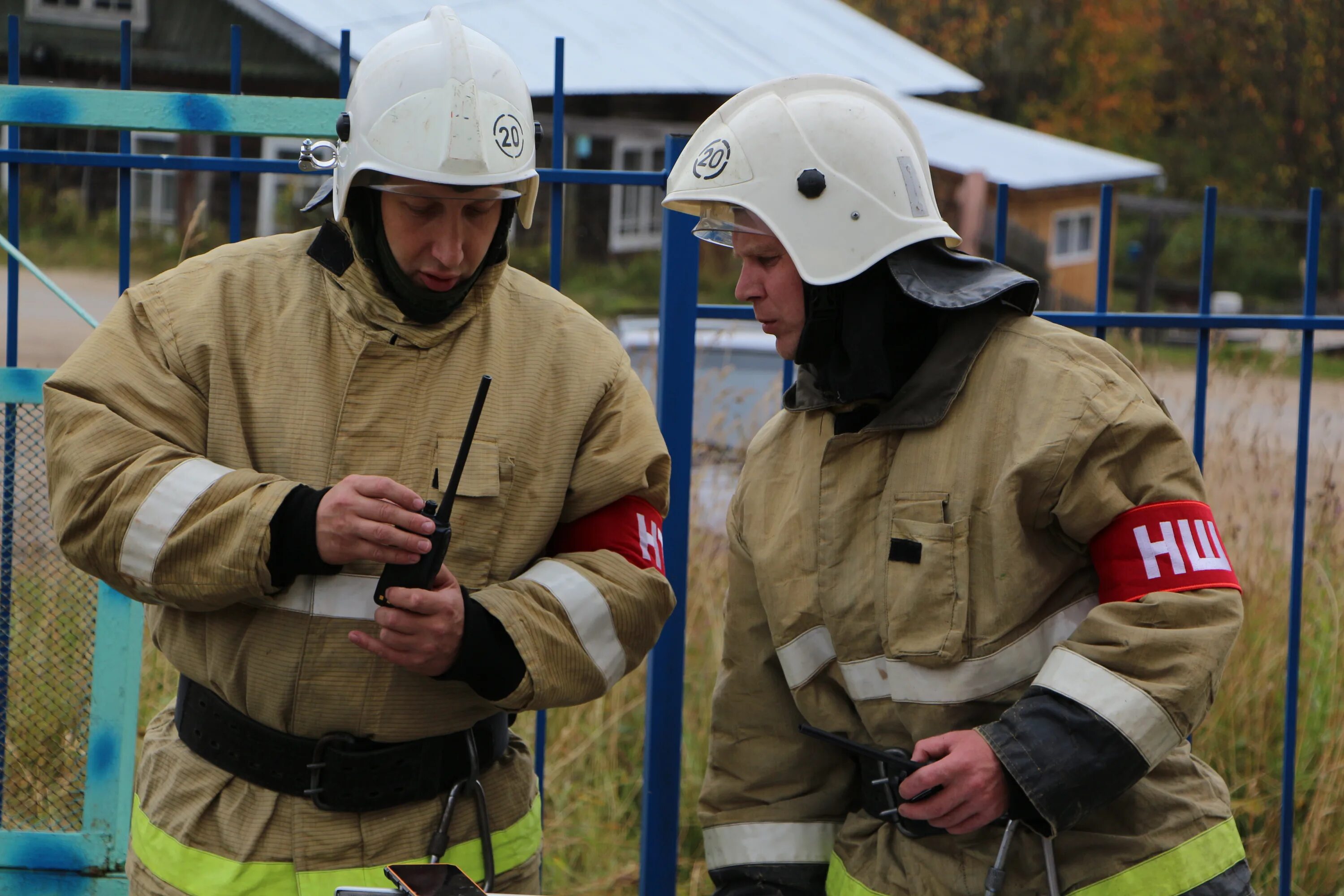 Высшее пожарное образование. Профессиональная подготовка пожарных. Пожарный обучает. Обучение пожарных. Обучение и подготовка Пожарников.
