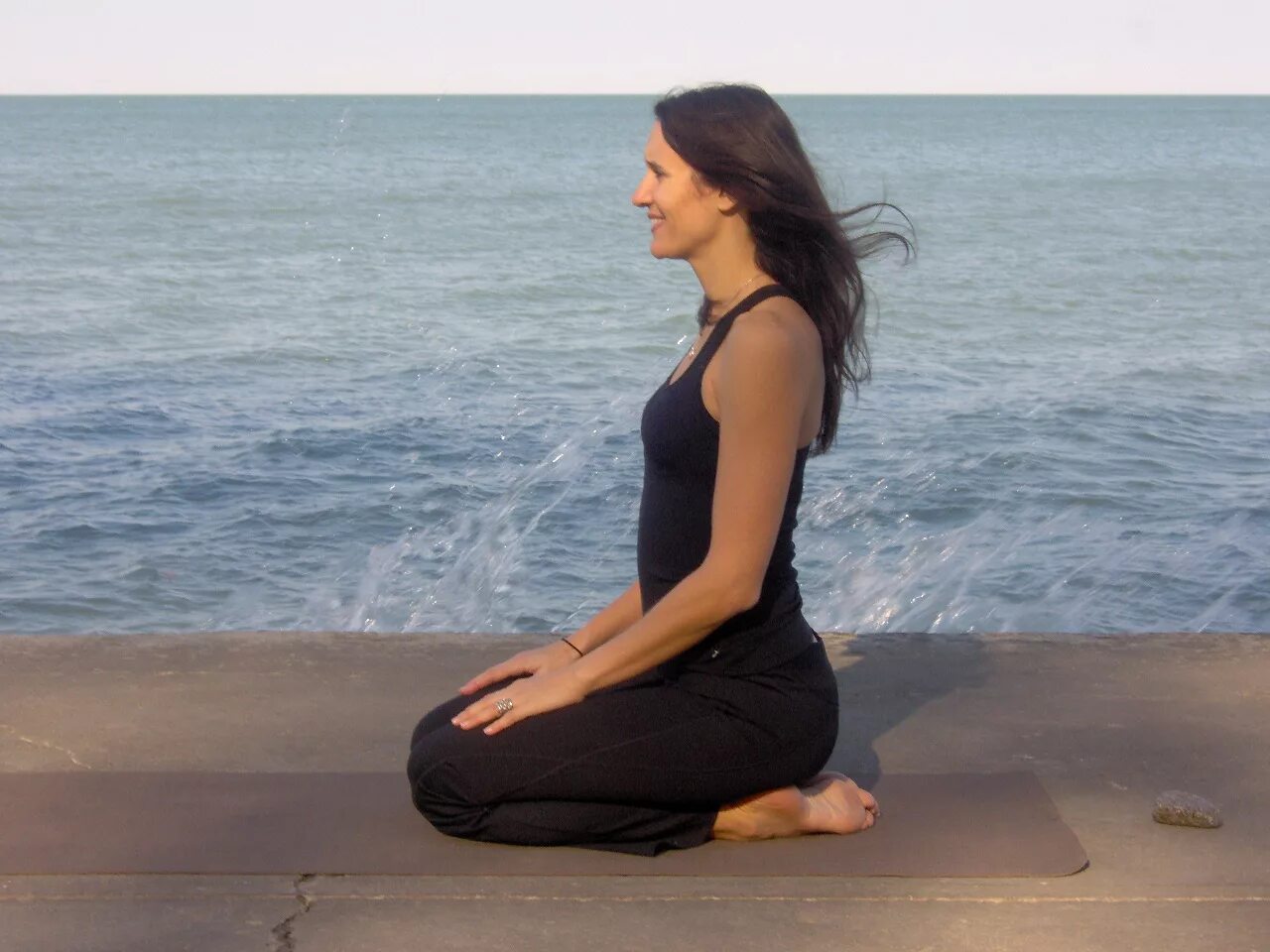 Девушка сидит на пятках. Поза йоги сидя на пятках. Йога сидя на пятках. Вирасана поза героя. Ваджрасана • поза алмаза.