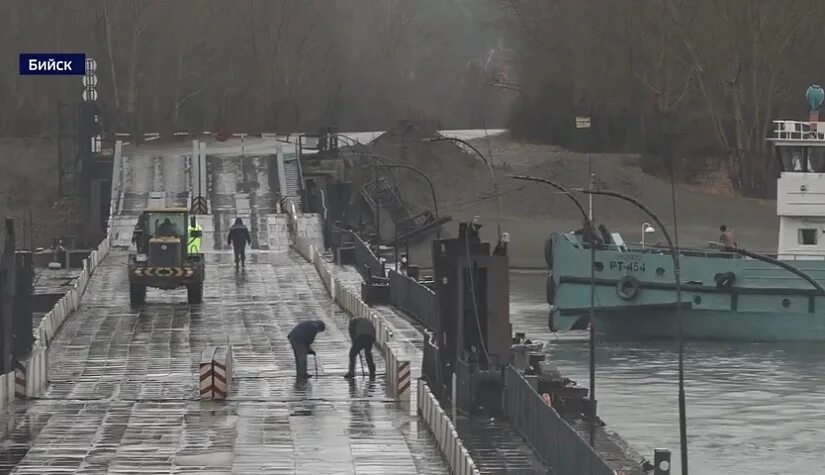Понтонный мост бийск работает сегодня или нет. Понтонный мост барнаул. понтонный мост бийск. снесло понтонный мост бийск 2025. понтонный мост бердск.