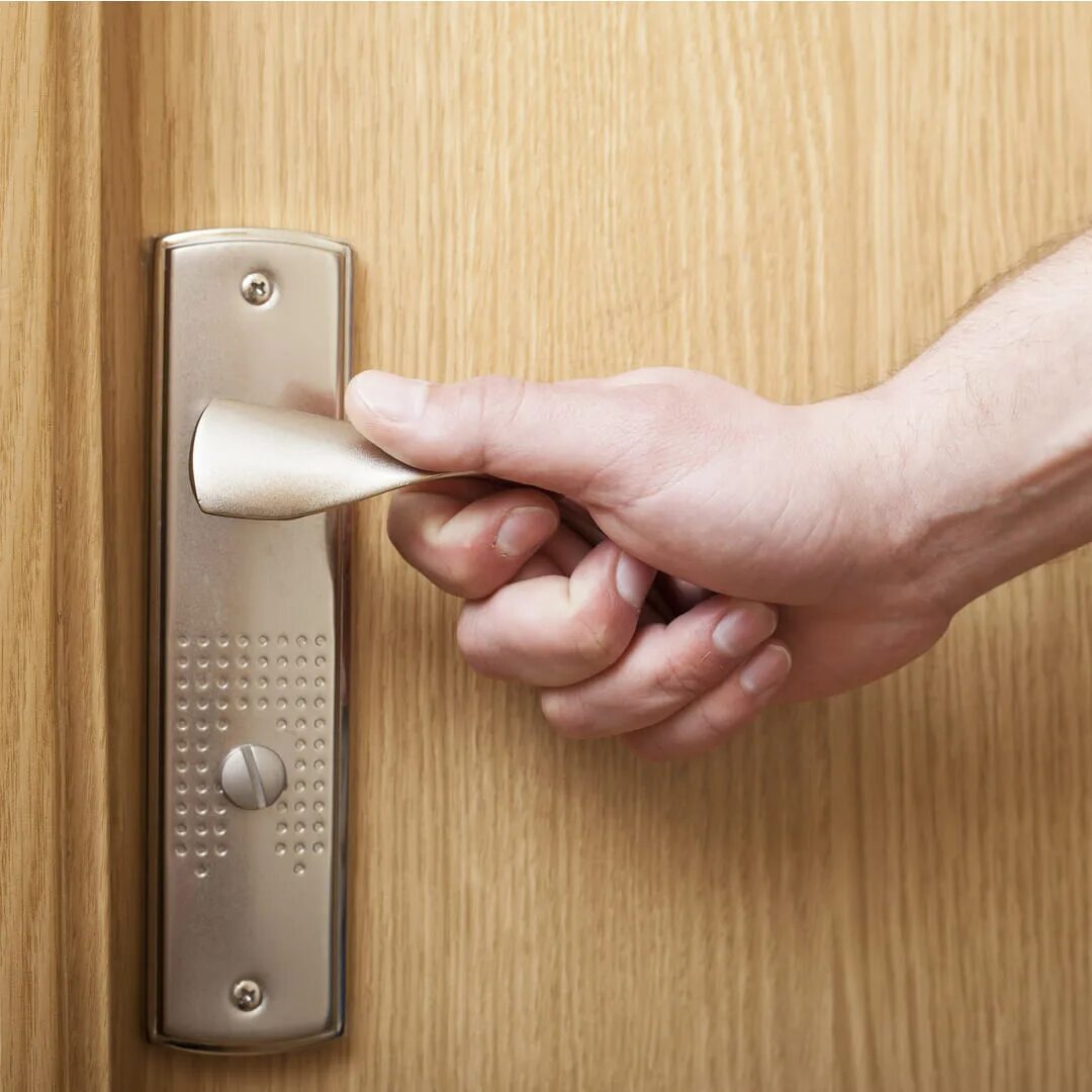 Handle meaning. Креативная ручка на дверь мастерской. ancient door handle.