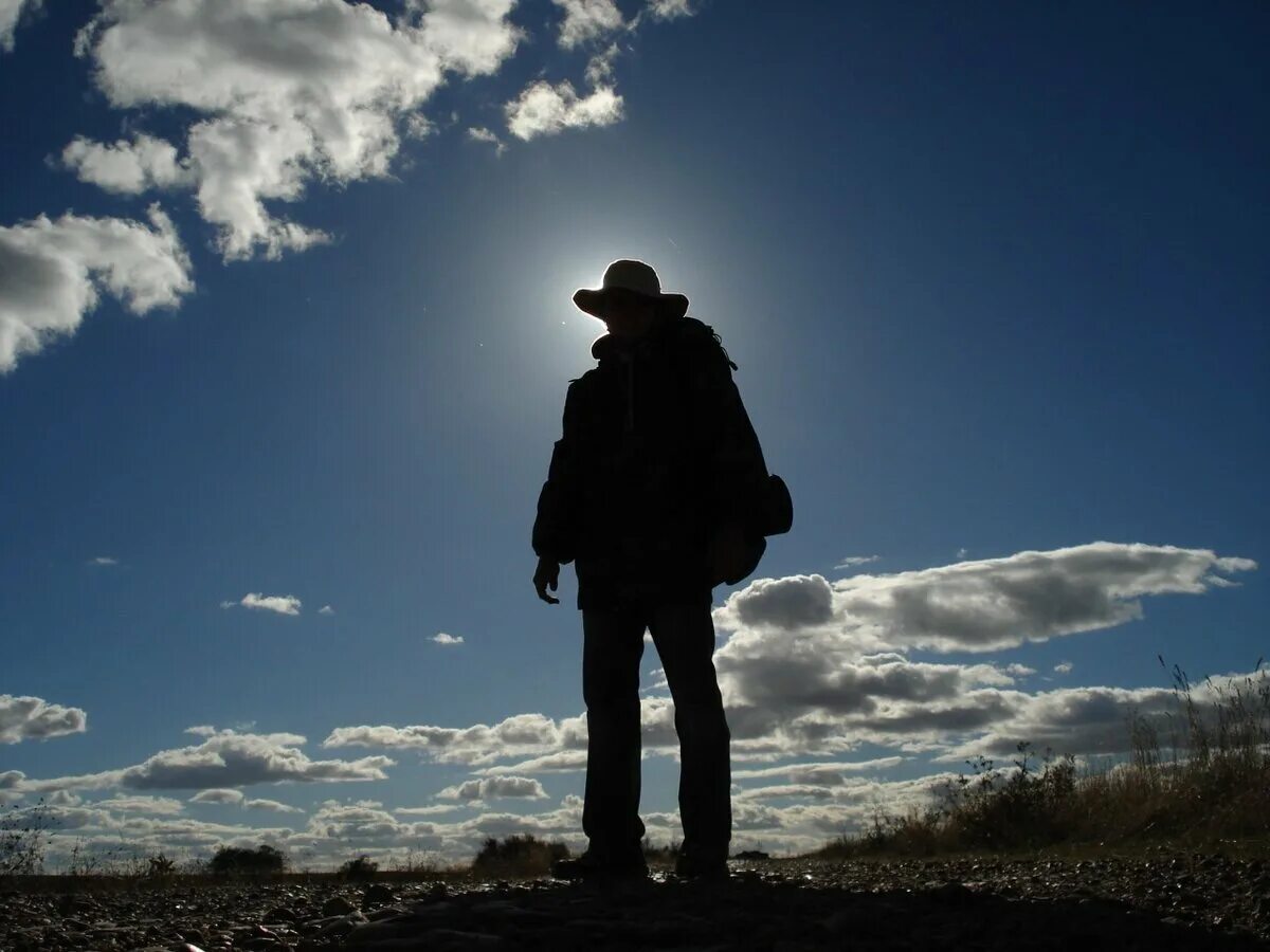 Посох путешественника. Странник идет по дороге. Странник. Мужчина головой в песок. Страх неудачи.