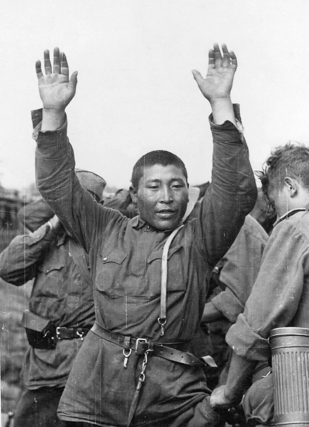 Уманский котел 1941 пленные. Пленные красноармейцы азиаты. Венгерские военнопленные 1943. Черный плен. Немецкие солдаты воронеж 1942.
