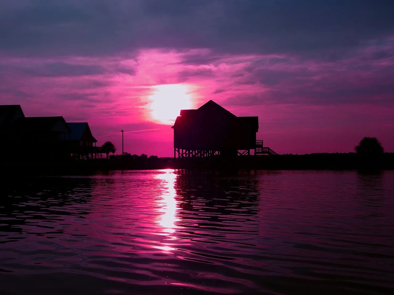 Фиолетовая вода. Розово фото темное. Пурпурная Заря предложение. Dusk Scene.