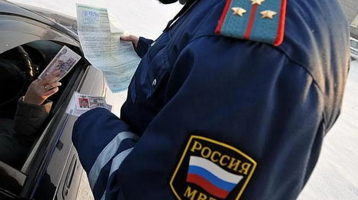 Гаишник взяточник. Взятки на посту. Коррупция в гаи. Коррупция фото. Взятка гаишнику.