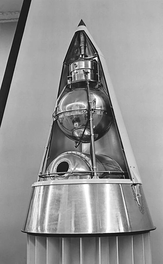 Второй советский спутник. Второй Спутник земли СССР. Спутник 2 СССР. Второй искусственный Спутник земли 1957. Спутник 2 1957 год.