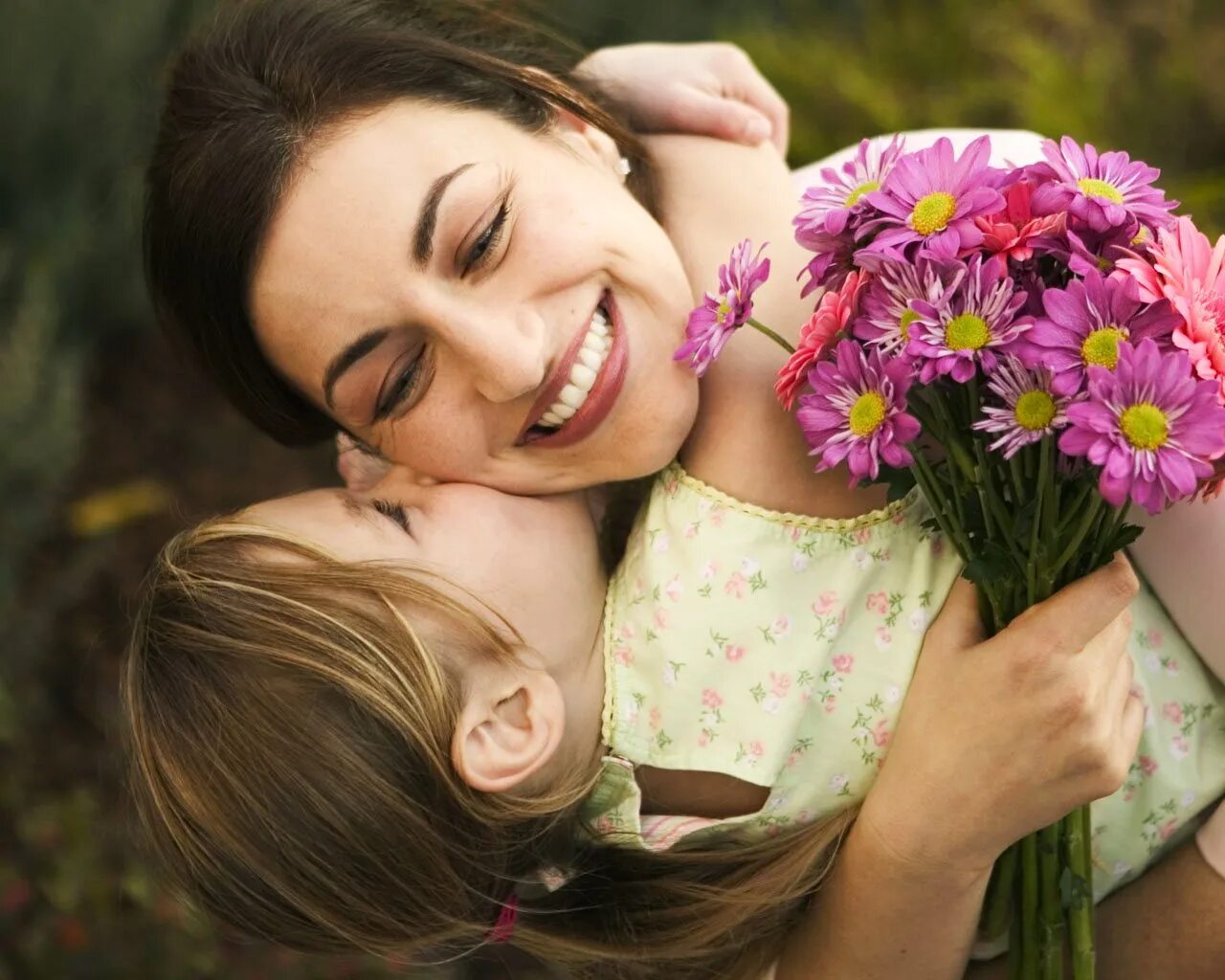 Мамы без смс. День матери. С днем мамы. Дети с цветами. Красивая мама.