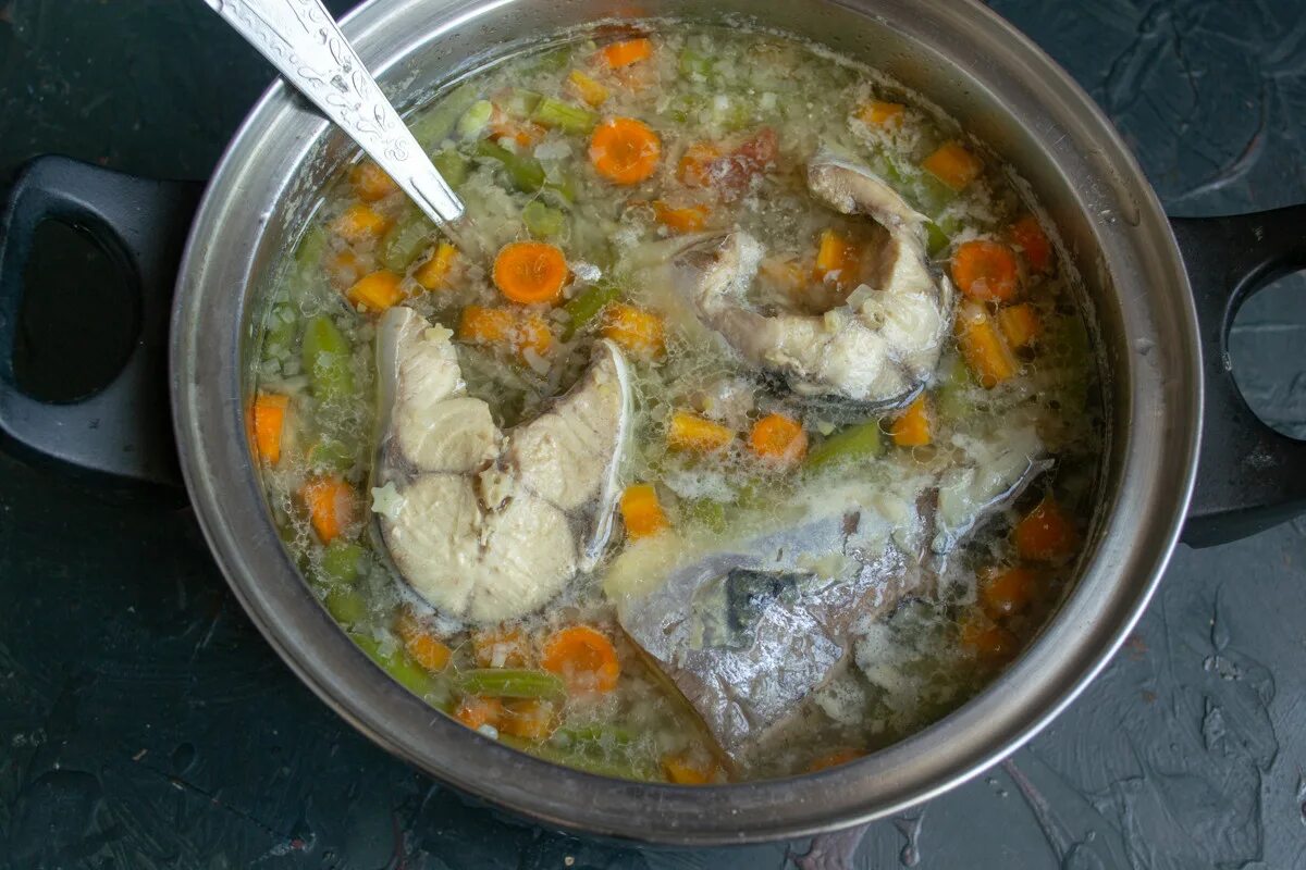 Приготовление супа из скумбрии. Суп из скумбрии. рыбный суп из скумбрии. суп со скумбрией. щи со скумбрией замороженной.
