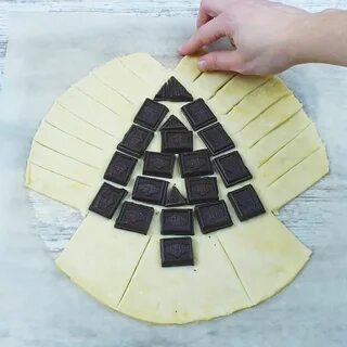 Елочка из слоеного теста с шоколадом