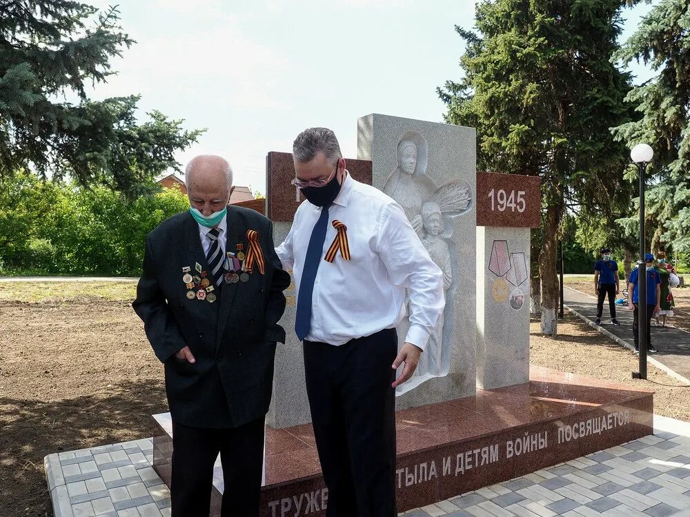 Воинов и тружеников. Мемориал детям войны Ставропольский край. Новоалександровск памятник труженикам. Памятники города Новоалександровска Ставропольского края. Новоалександровск Ставропольский край Новоалександровский район.