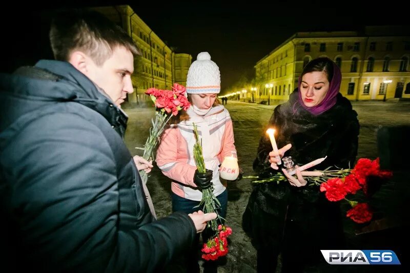 Скульптуры возле драмтеатра оренбург. Оренбург скорбит. Авиакатастрофы оренбург. Оренбург скорбит. Похороны бахарева в оренбурге.