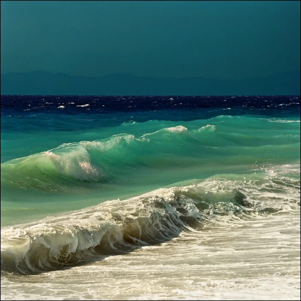 Волна на рида. Красивое море. Красивые морские пейзажи. Море, волны. Волна набегает на берег.