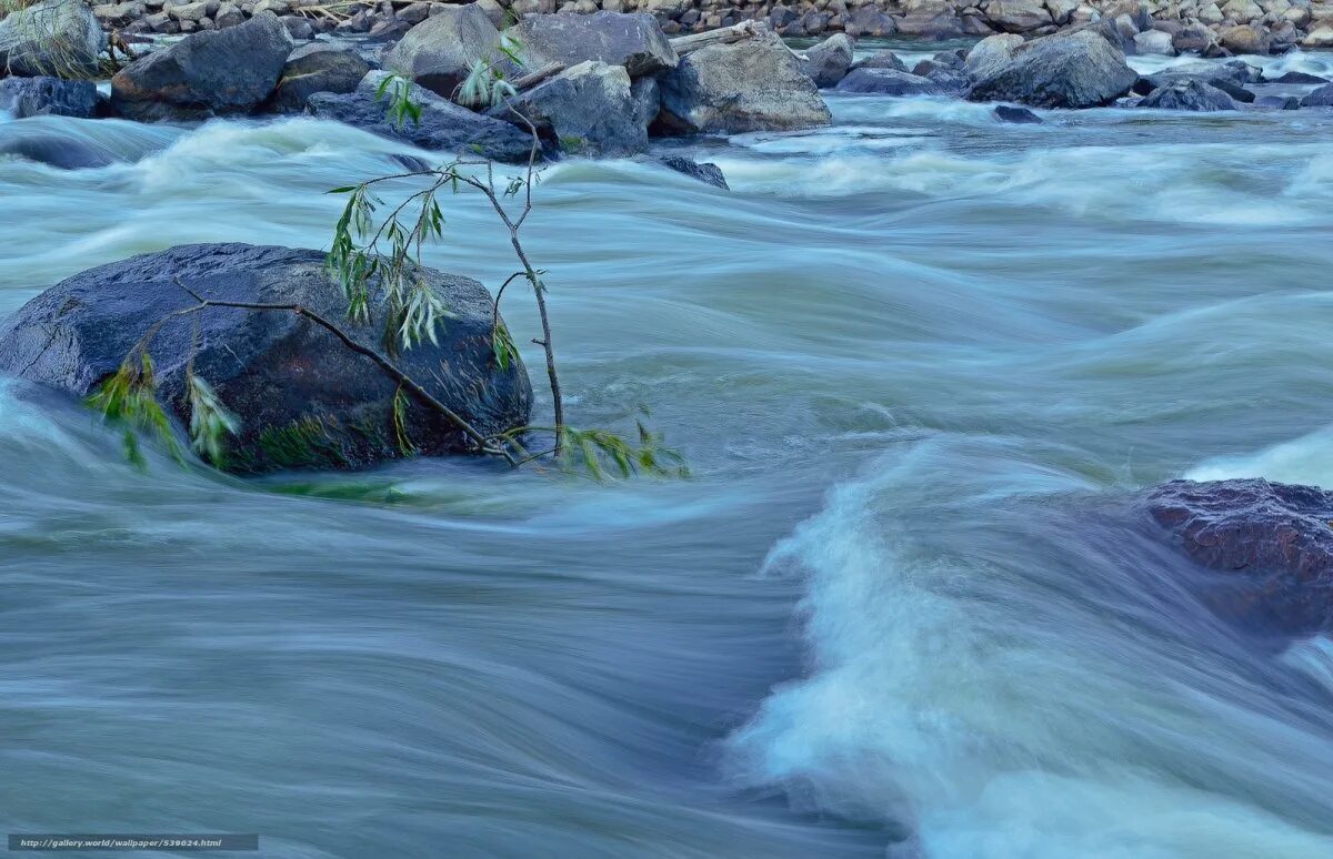 Течение воды. Бурная река. Бурная река с камнями. Бурная река поток воды.
