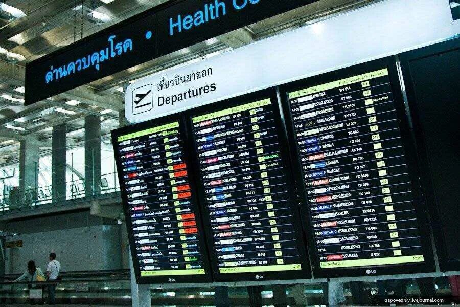 Табло прилета бангкок. Аэроэкспресс суварнабхуми бангкок. Табло аэропорта бангкока суварнабхуми. Гейт d4 аэропорт бангкок. Суварнабхуми аэропорт.