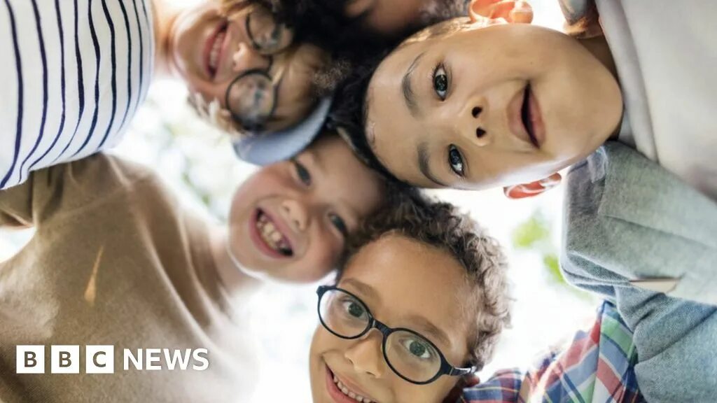 Дружба крепкая не сломается фото детей. Радостные дети. Счастливые дети в саду. The happy kids. The happy kids.