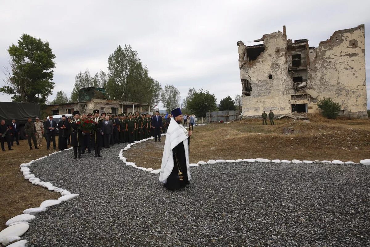 14 октября 2008. Осетия 2008 Цхинвал база миротворцев. База миротворцев в Цхинвале. Цхинвал мемориал. Казарма миротворцев Цхинвал 2008г.