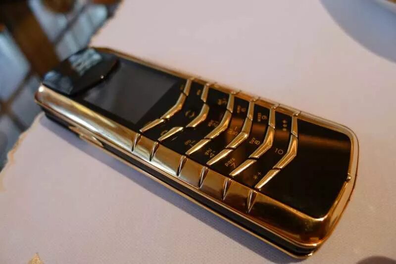 Верту 18к. Vertu золотой. Vertu t1 Gold. Телефон Vertu t 012335.