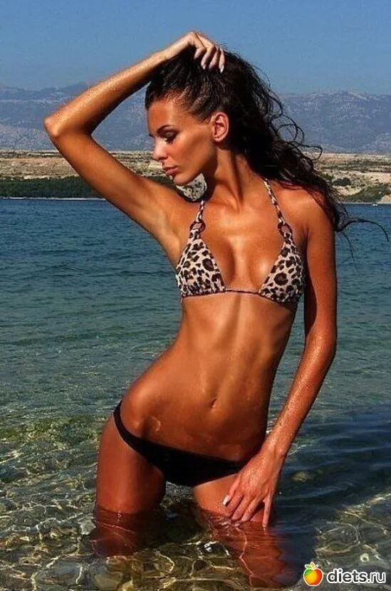 Стройная девушка. Изабель гулар тело. Загорелая девушка. Худые девушки в купальниках. Стройные девушки в купальниках.