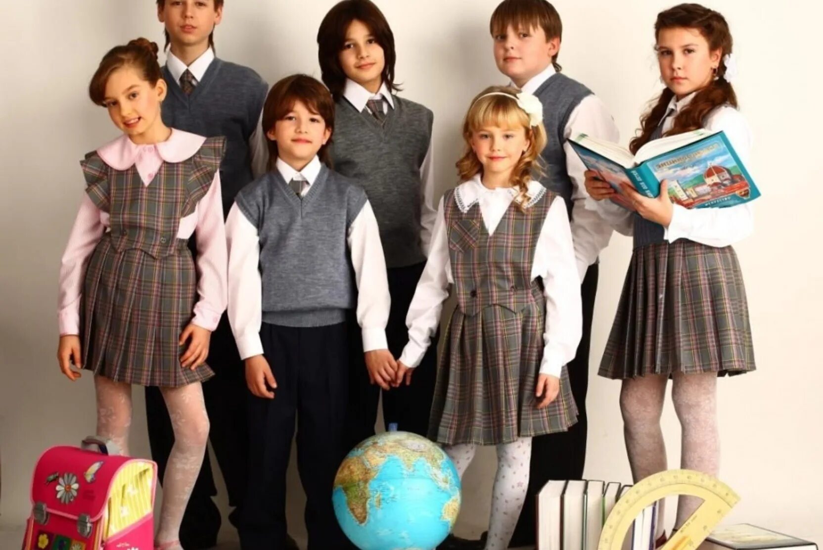Школьная форма в России. Школьники в форме. Современная Школьная форма. Школьники в форме в школе. Как дети учатся в мае 2024 года