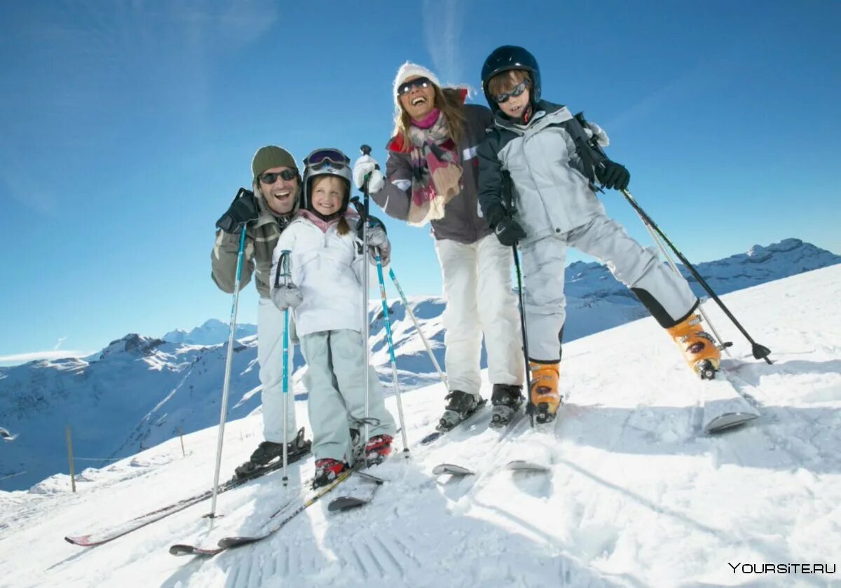 Семья на горных лыжах. Катание на горных лыжах. Семья горнолыжников. Катание на лыжах с семьей. Семья лыжников