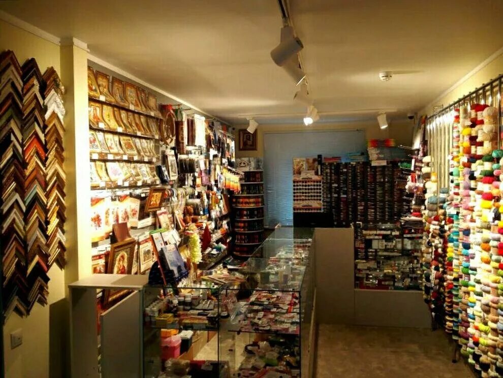 магазин для творчества. продавец в магазин товары для рукоделия. магазин товаров для рукоделия. рукодельница новороссийск. дизайн магазина для творчества.