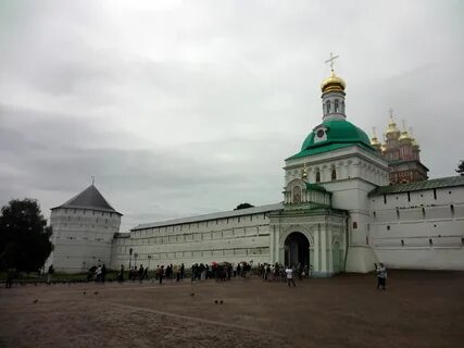 Святые врата монастыря