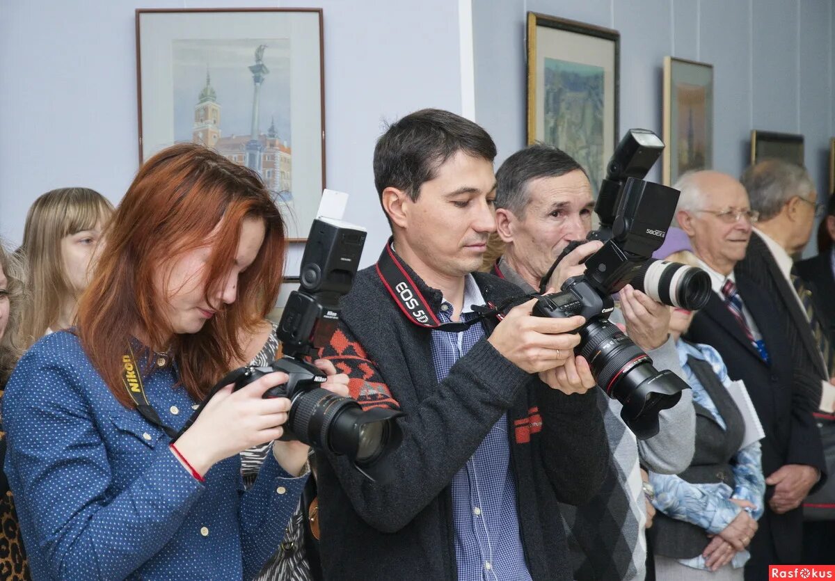 Репортажный фотограф. Репортажный фотограф. Фотографы на соревнованиях. Фоторепортаж жанры. Репортажная фотосъемка примеры.