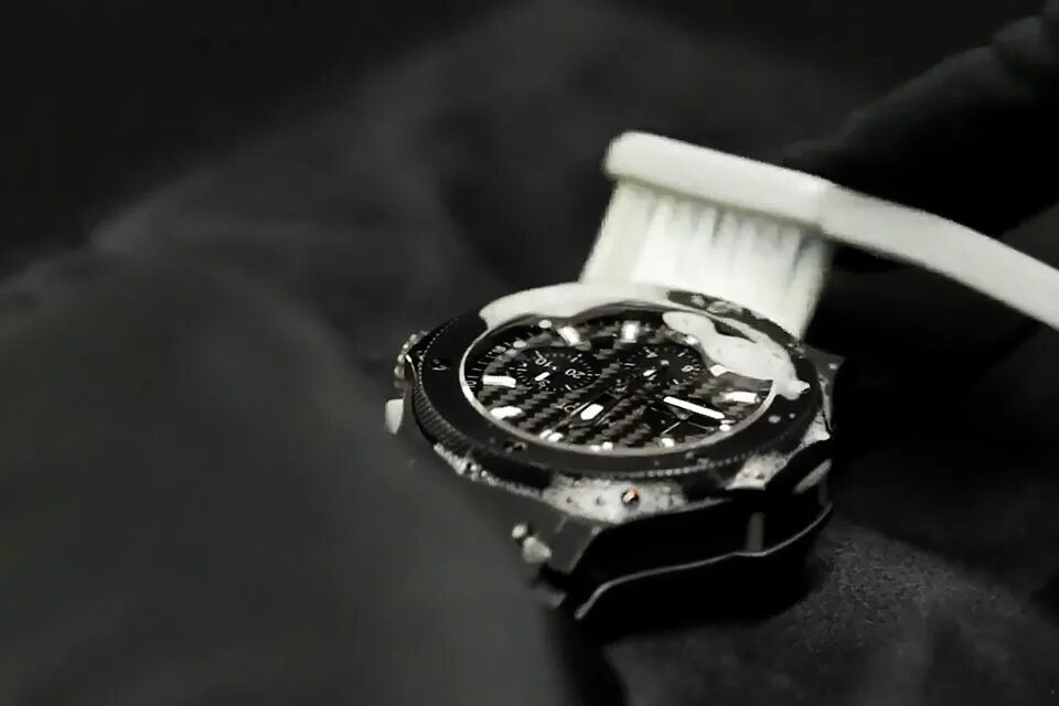 Протирает наручные часы. Металлический браслет Hublot. Чистка часов. Часы наручные за 23 миллиона лимитированная версия. Как отмыть часы