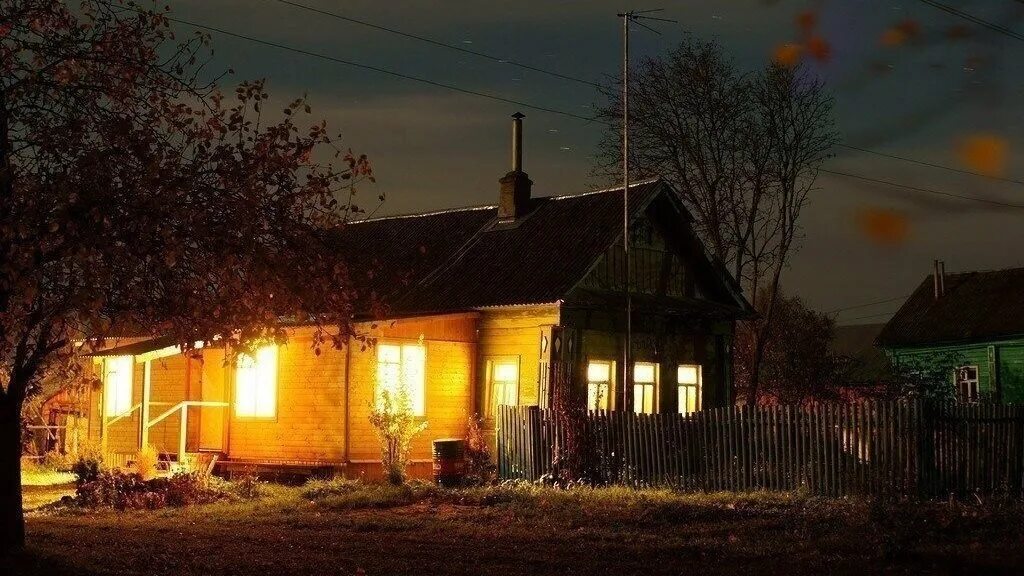 Картинка деревня вечер. Вечер в деревне. Осенний вечер в деревне. Деревенский домик ночью. Ночь в деревне.