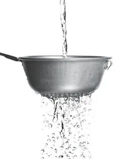 Воду через сито