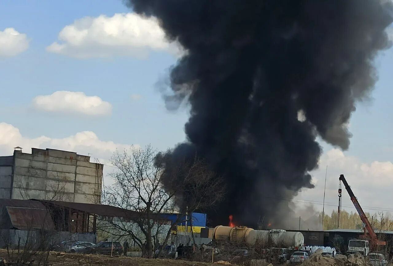 Пожар в промзоне Дзержинска 19 апреля. Пожар в промзоне Дзержинска Нижегородской области. Горит завод 2023 года в Дзержинске. Пожары в Нижегородской области. Последние новости дзержинска нижегородской области сегодня