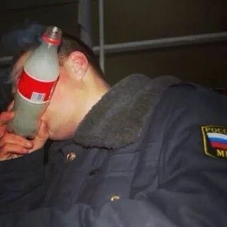 Бухает и нюхает