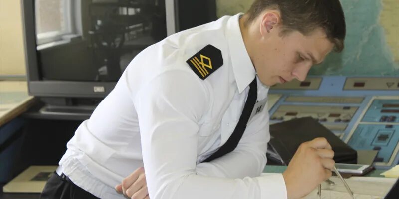 судовождение. колледж судовождения. колледж водного транспорта тюмень. мгу им адм невельского фото. мгу невельского судовождение.