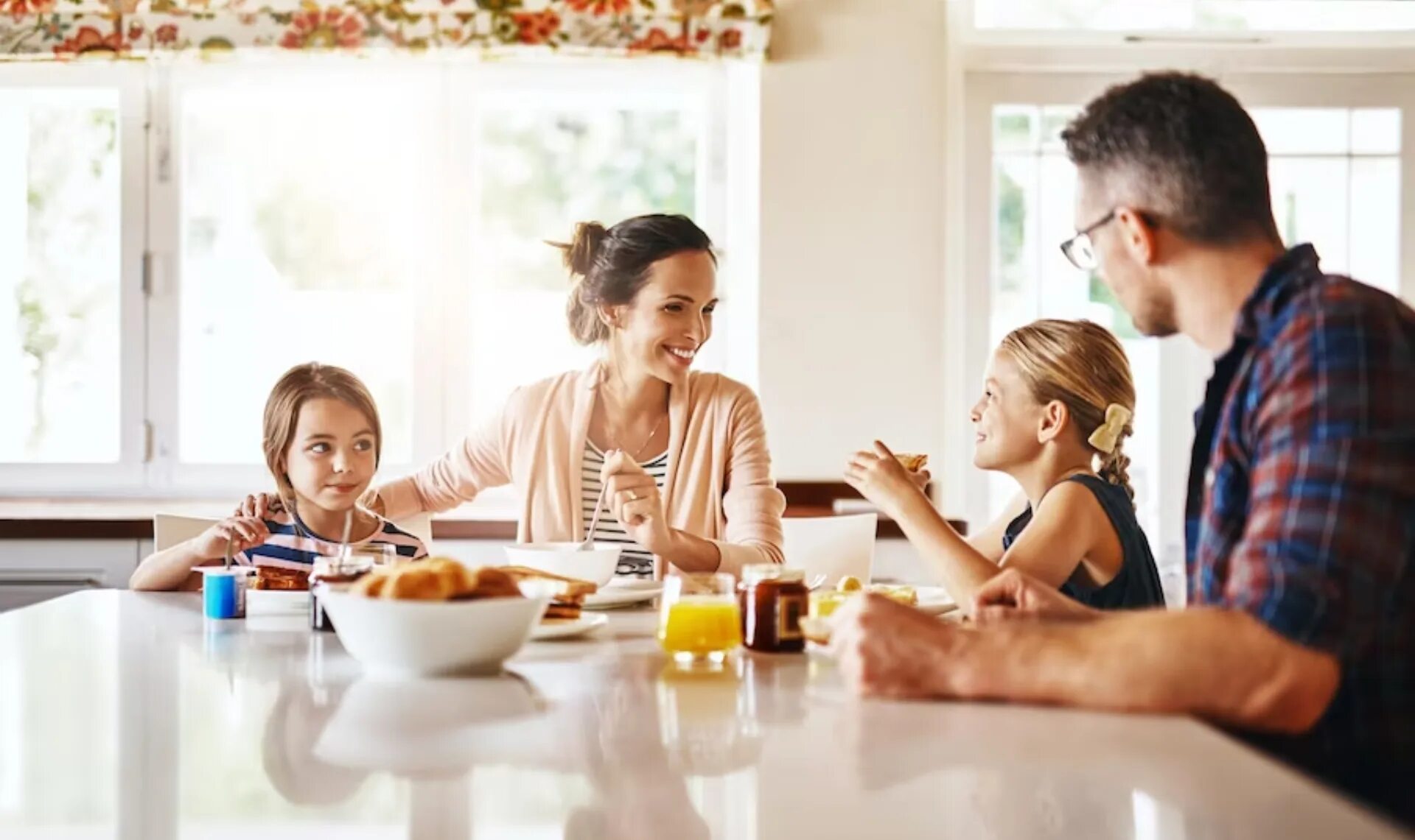 Family restaurant. День благодарения семья. Подростки и еда. Guests at home. Семья кушает.