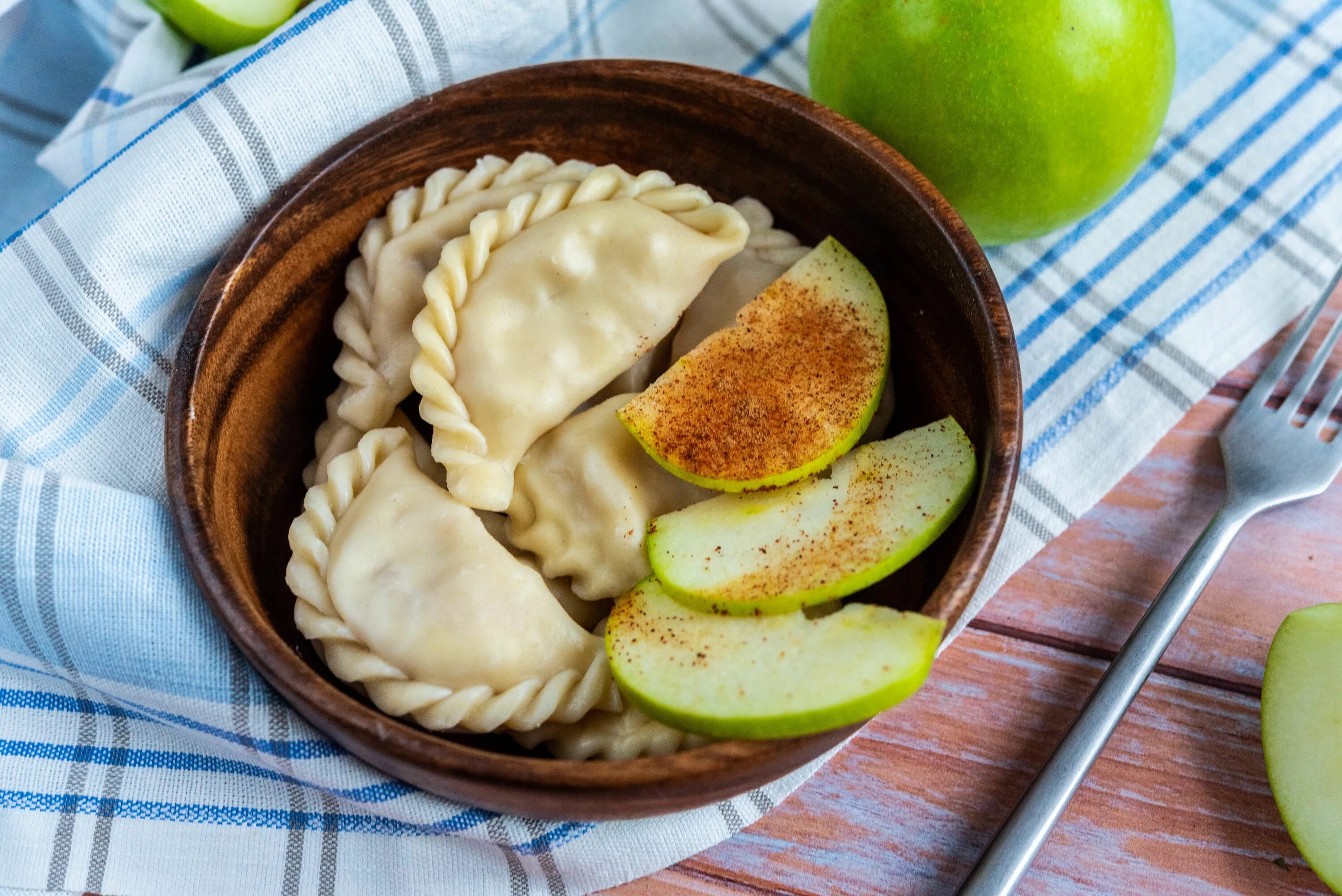 Вареники. Яблочные вареники. Пельмени с яблоками. Вареники с яблоком и корицей.