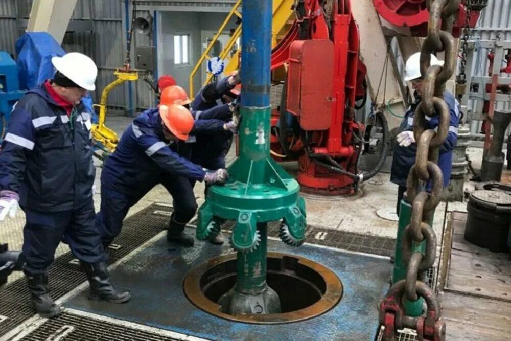 Буровые скважины нефти. Бурение нефтяных скважин. Бурение скважин на нефть. Газовая скважина.